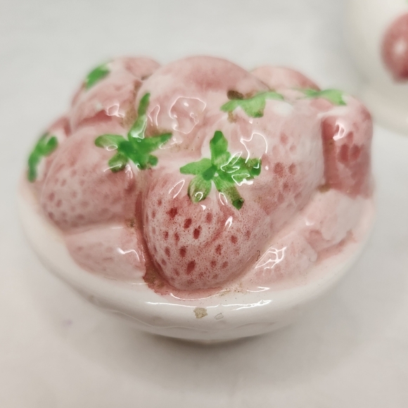 Strawberry Ceramic Salt and Pepper Shakers - Picture 8 of 10